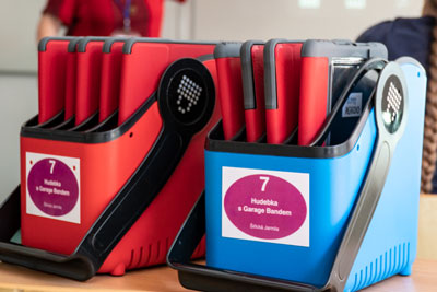 Bezplatné zapůjčení Apple počítače MacBook Air ve škole pro učitele