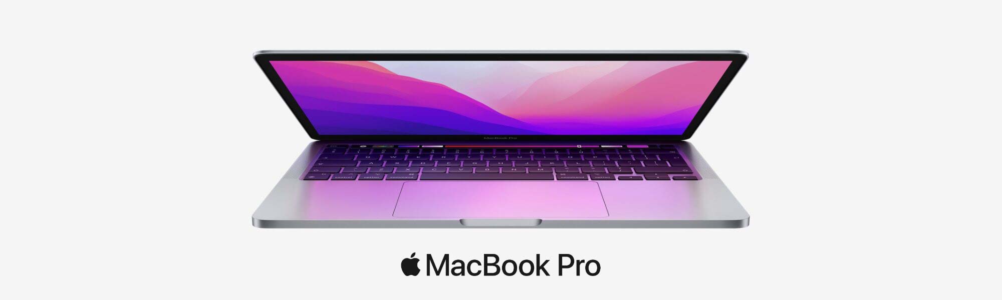 stříbrný polozavřený MacBook M2 s růžovou tapetou