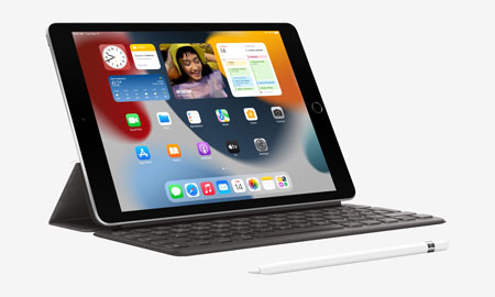otevřený iPad s klávesnicí a Apple Pen pro učitele do školy