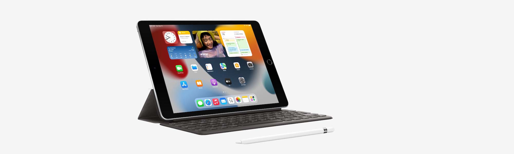 otevřený iPad s klávesnicí a Apple Pen pro učitele do školy
